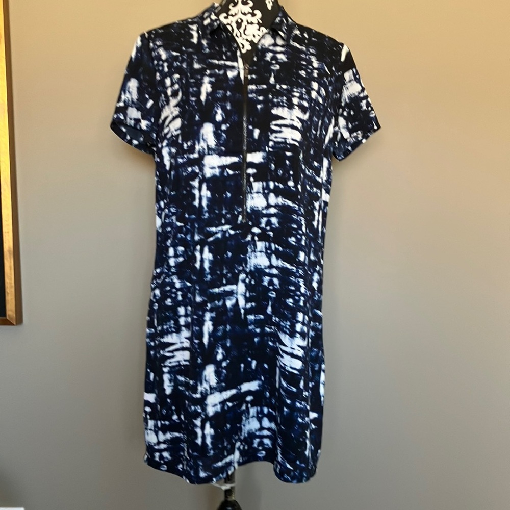 Comfy navy black and white patterned zip front shirt sleeved dress. Fully lined